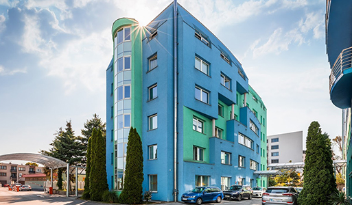 Díky jejím barvám je budova pobočky v Bratislavě velmi nápadná