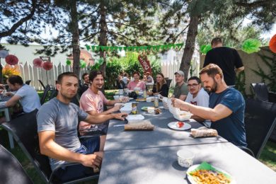 budovani-vztahu-s-kolegy-na-letni-party