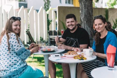 kolegove-na-zahradni-party-msg-life