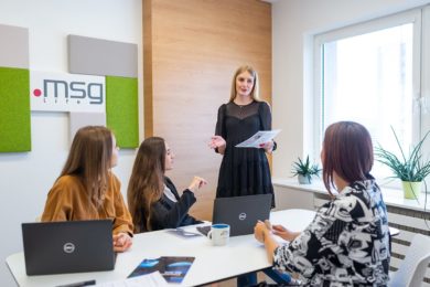 mlady-kolektiv-kolegu-ve-firme