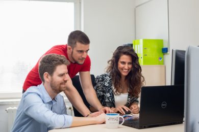 napomocni-kolegove-prijemna-atmosfera