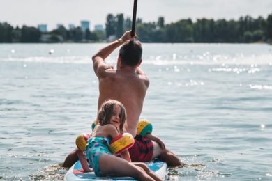paddleboarding-s-kolegy-a-rodinami
