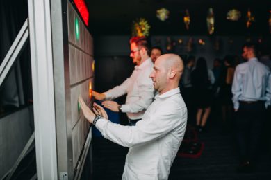 zabava-pri-interaktivnych-hrach-s-kolegy