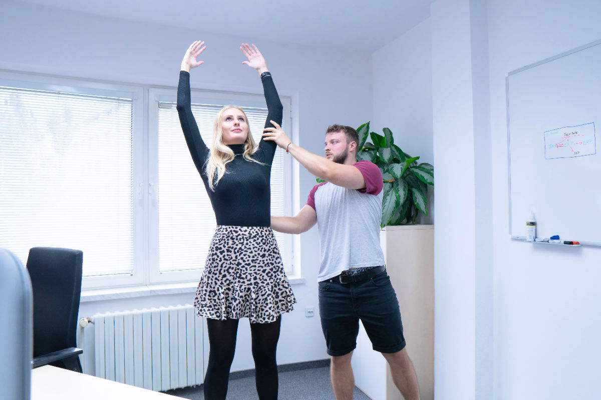 Stojící úklon s nataženýma rukama