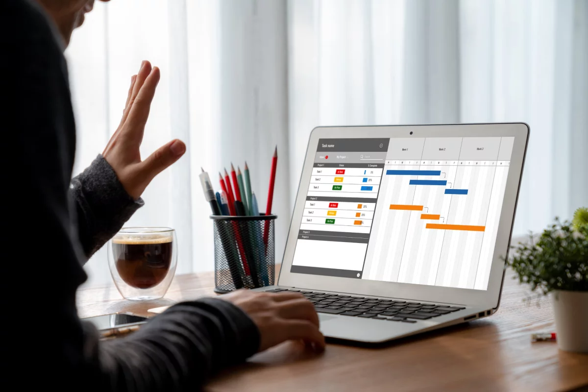 Manažer IT projektu kontroluje časovou osu projektu na notebooku