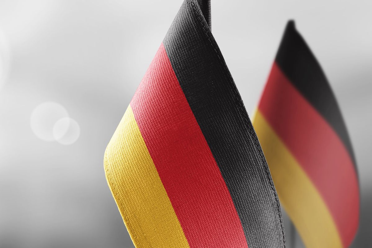 dve německé vlajky na šedom pozadí